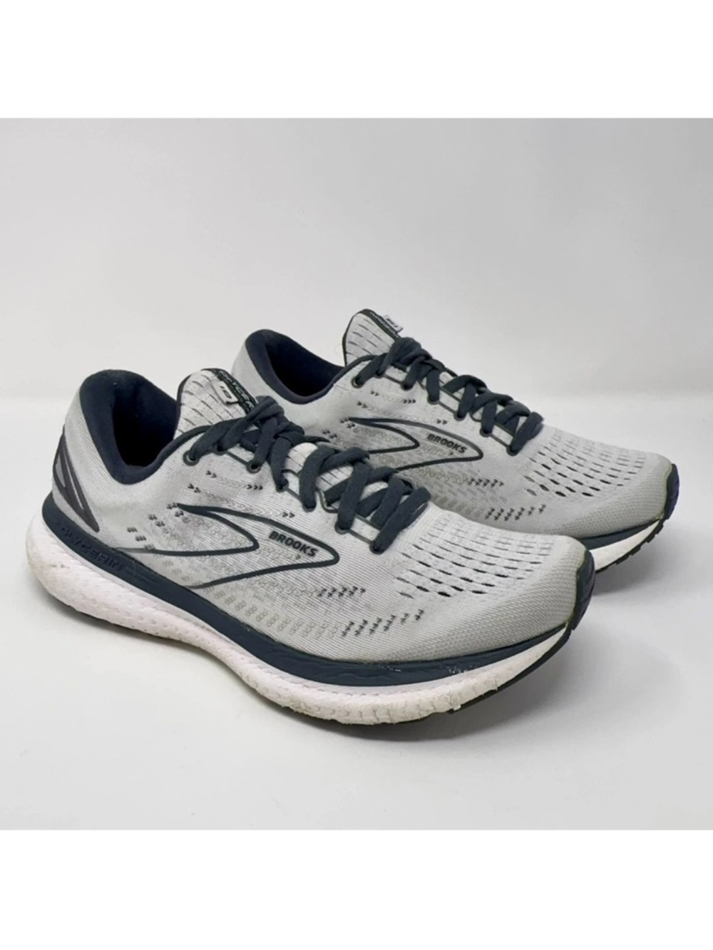 Brooks Lightweight Running Shoes in Light Gray & Navy size 9